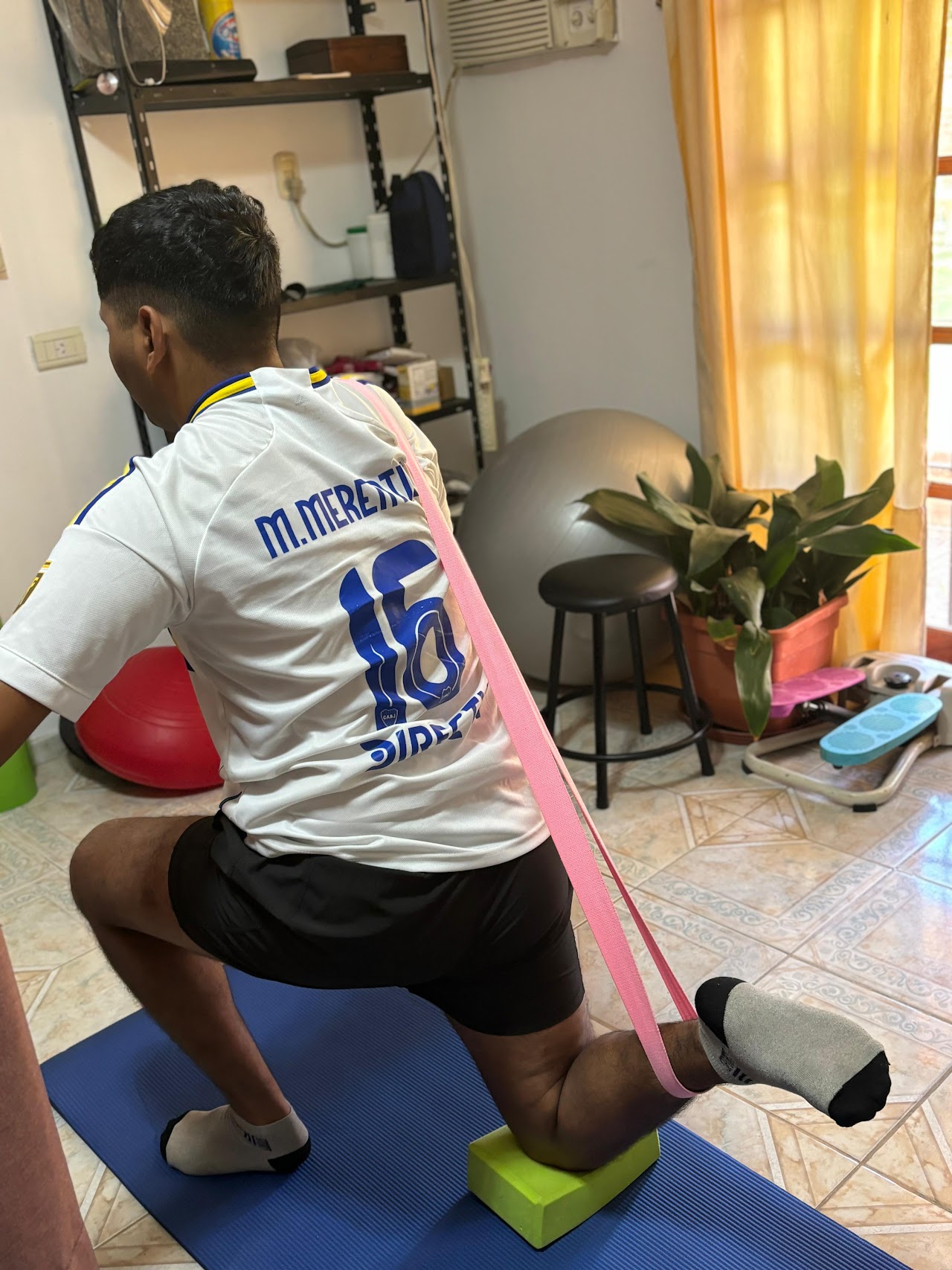 Sesión de rehabilitación física y kinesiología asistida con banda de resistencia en Kinesiología De Carlo